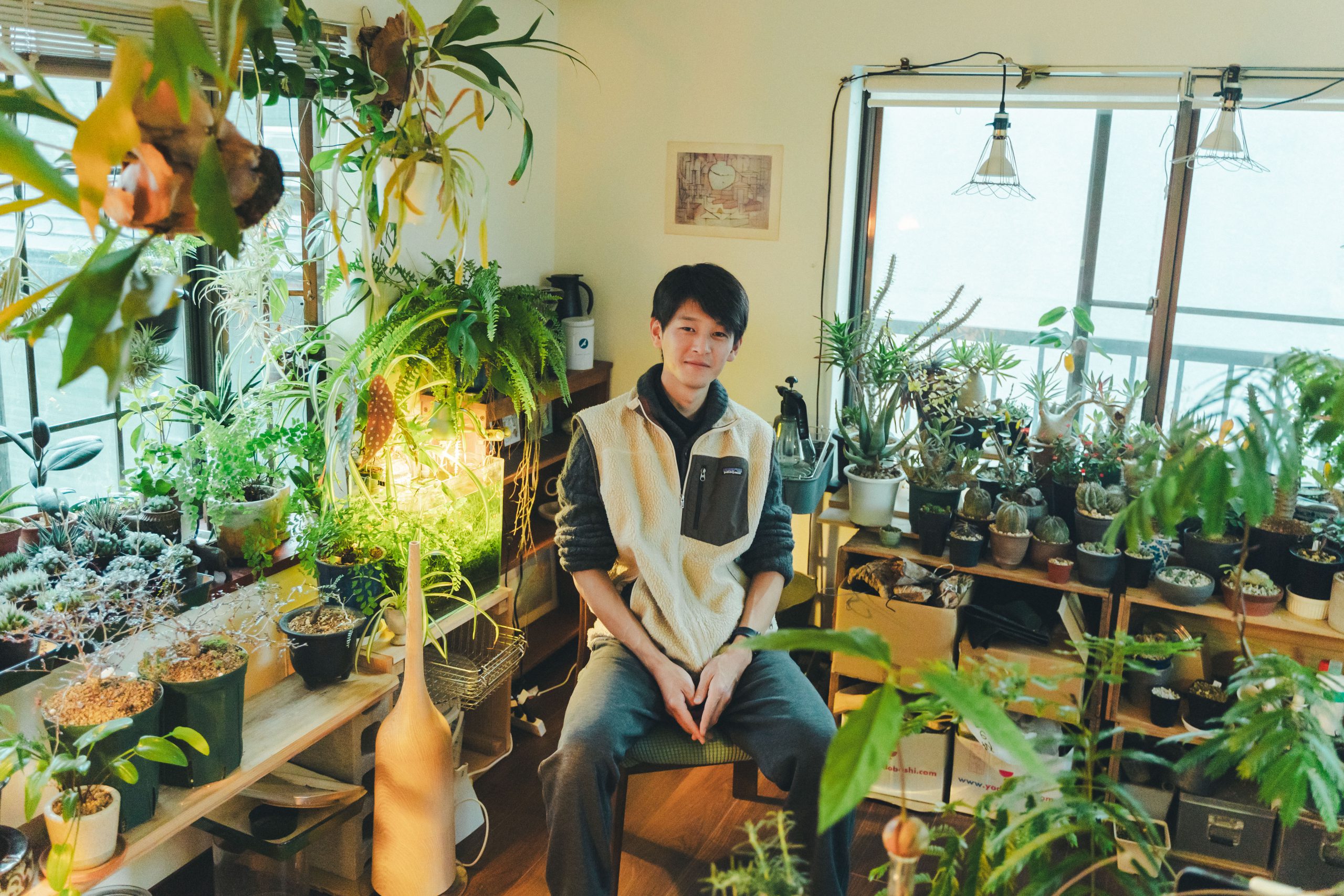 「ここは職場であり、植場」。画家・佐野裕一は、400以上の植物と互いに支え合いながら、今日も絵を描く